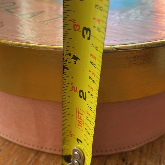 Reproduction Hershey’s Kisses Chocolate “A Rare Delicacy” oval pink storage box - Picture 7 of 7